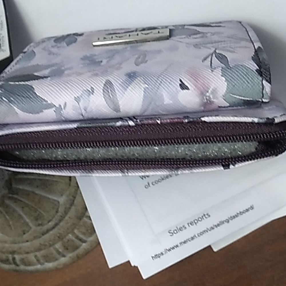 Tahari wallet Light Trifold Pastel Floral Vegan - Picture 3 of 12